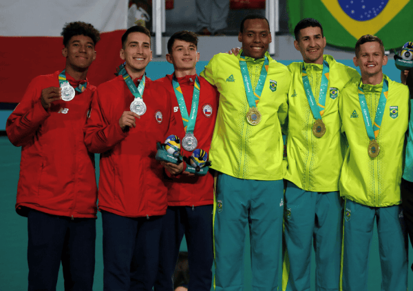 chile-brasil-premiacion-medallas-taekwondo-equipos-juegos-panamericanos-santiago-2023